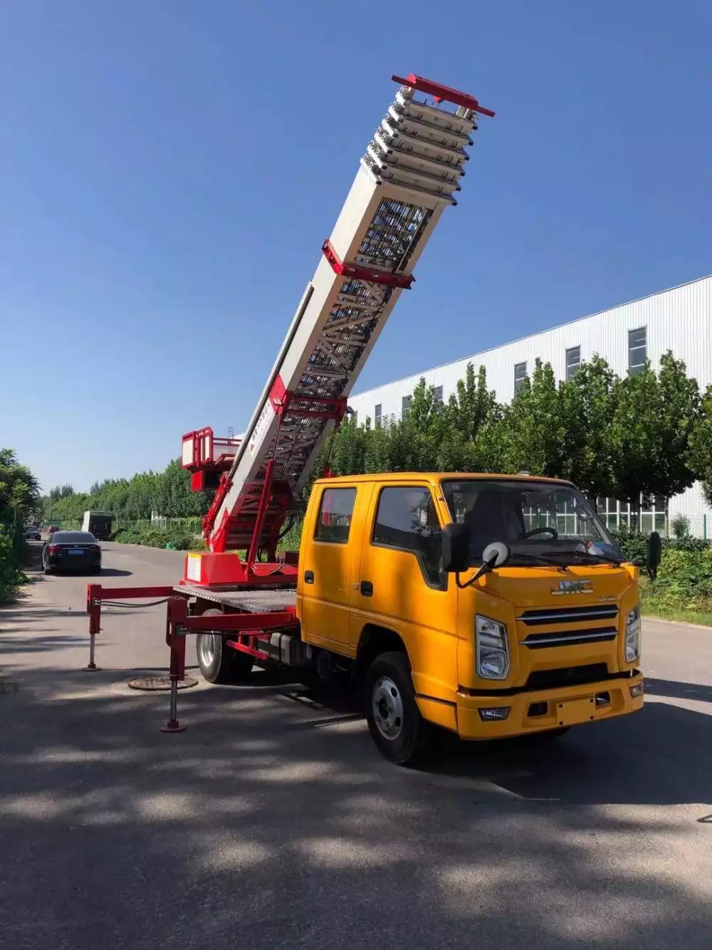 凤泉附近的云梯车出租服务：轻松解决高空作业需求